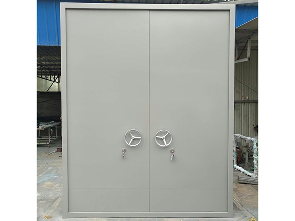 Explosion resistant door, explosion release door