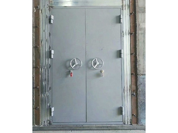 Explosion resistant door, explosion release door