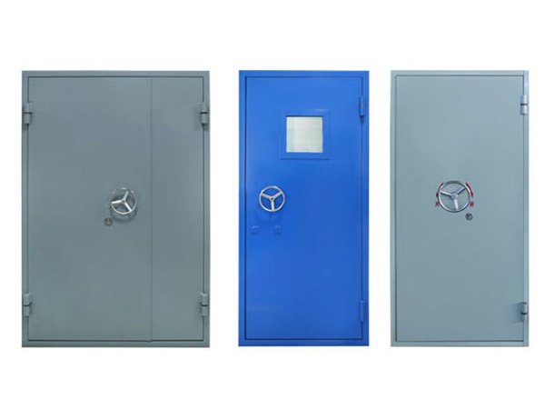 Explosion resistant door, explosion release door