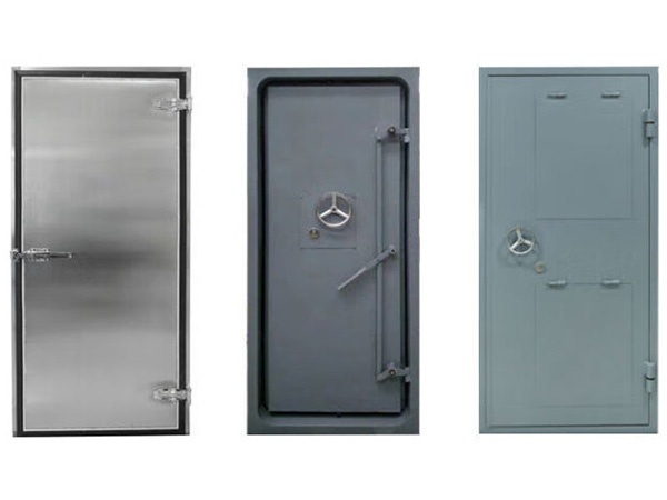 Explosion resistant door, explosion release door