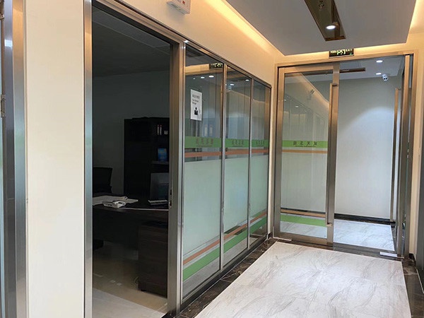 Fireproof glass partition